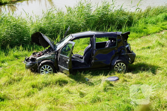 Bestuurder gewond na crash van dijk