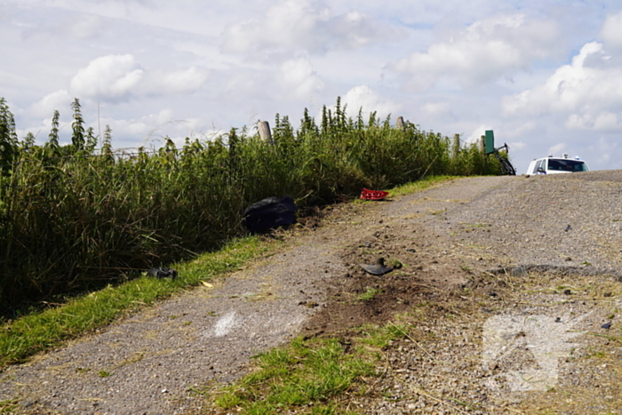 Bestuurder gewond na crash van dijk