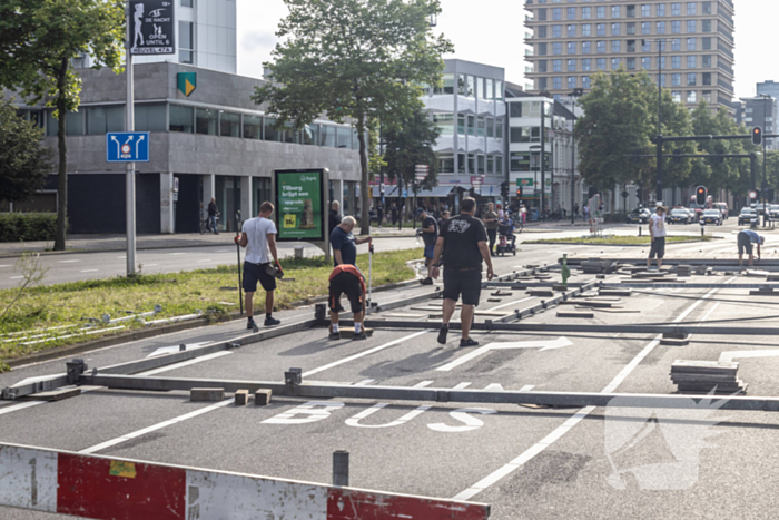 Opbouw achtbaan van kermis trekt veel bekijks