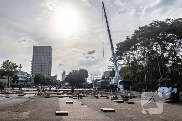 Opbouw achtbaan van kermis trekt veel bekijks