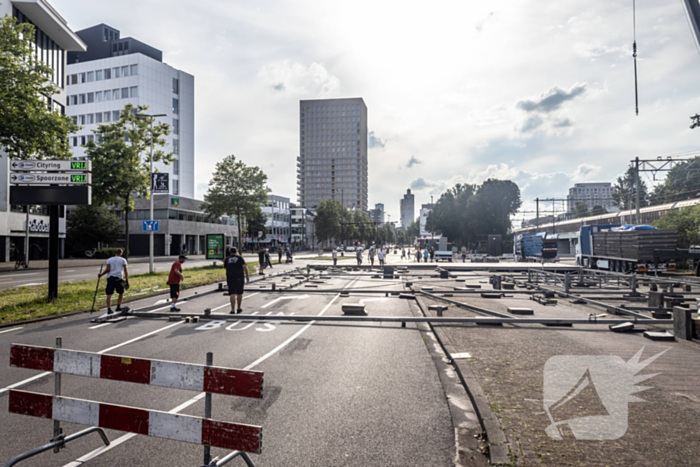 Opbouw achtbaan van kermis trekt veel bekijks