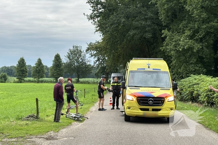 Wielrenner ten val door gat in weg