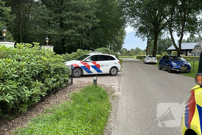 Wielrenner ten val door gat in weg