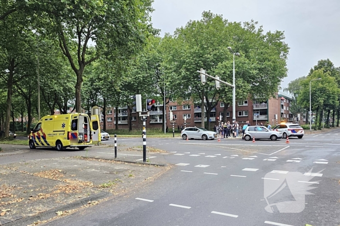 Automobilist rijdt door met zwaar beschadigde auto na kettingbotsing