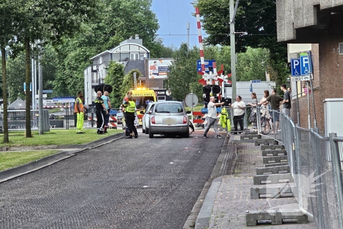 Automobilist rijdt door met zwaar beschadigde auto na kettingbotsing