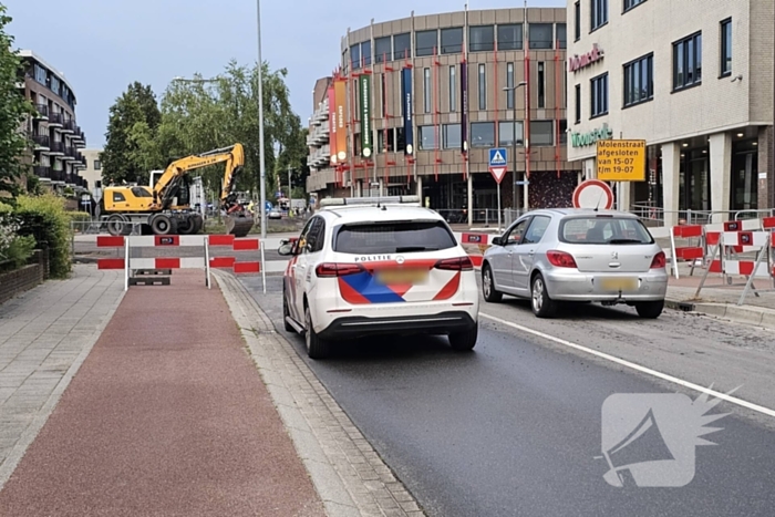 Automobilist rijdt door met zwaar beschadigde auto na kettingbotsing