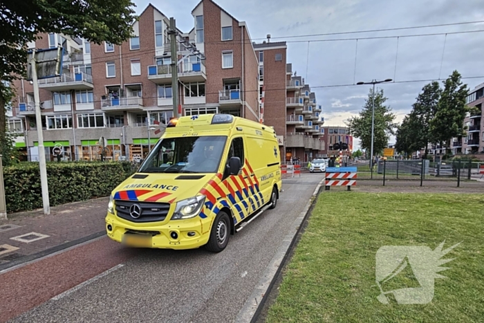 Automobilist rijdt door met zwaar beschadigde auto na kettingbotsing