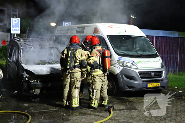 Voertuigen beschadigd na brand