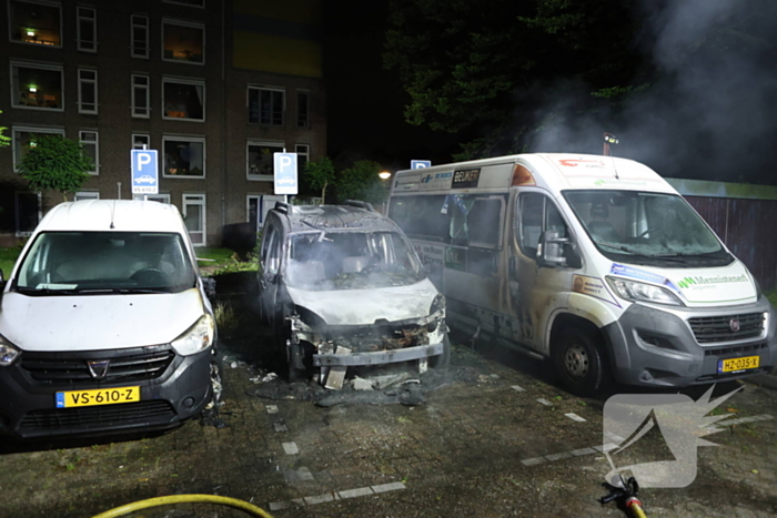 Voertuigen beschadigd na brand