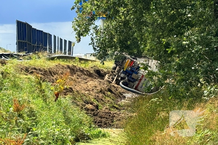 Vrachtwagen raakt van de weg en belandt in sloot