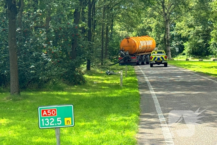 Vrachtwagen raakt van de weg en belandt in sloot