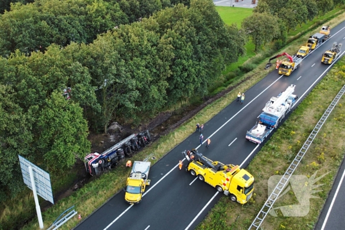 Vrachtwagen raakt van de weg en belandt in sloot