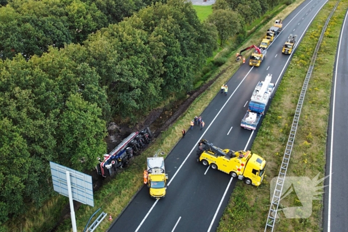 Vrachtwagen raakt van de weg en belandt in sloot