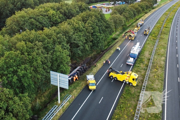 Vrachtwagen raakt van de weg en belandt in sloot