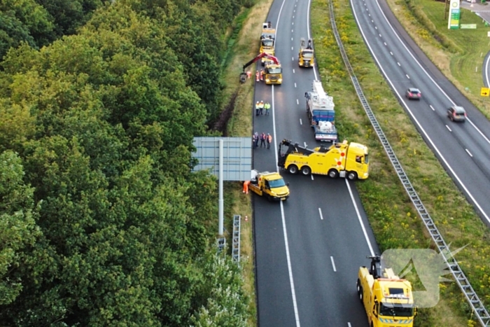 Vrachtwagen raakt van de weg en belandt in sloot