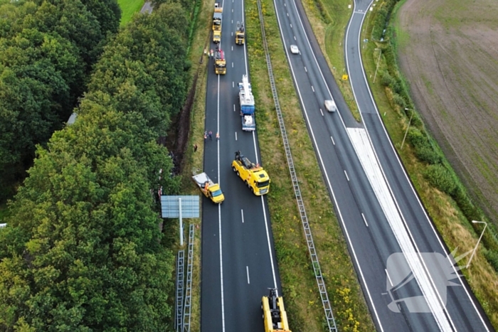 Vrachtwagen raakt van de weg en belandt in sloot