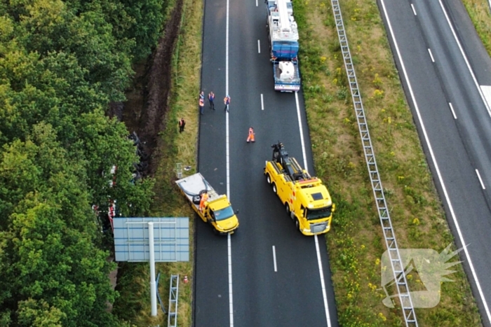 Vrachtwagen raakt van de weg en belandt in sloot