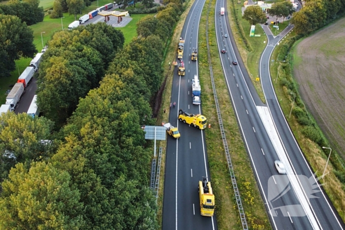 Vrachtwagen raakt van de weg en belandt in sloot