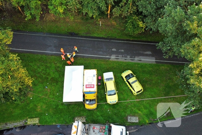 Vrachtwagen raakt van de weg en belandt in sloot