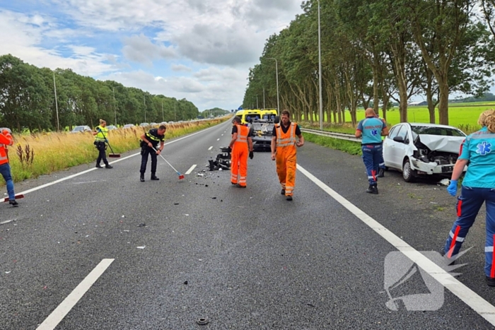 Auto belandt op de kop op snelweg