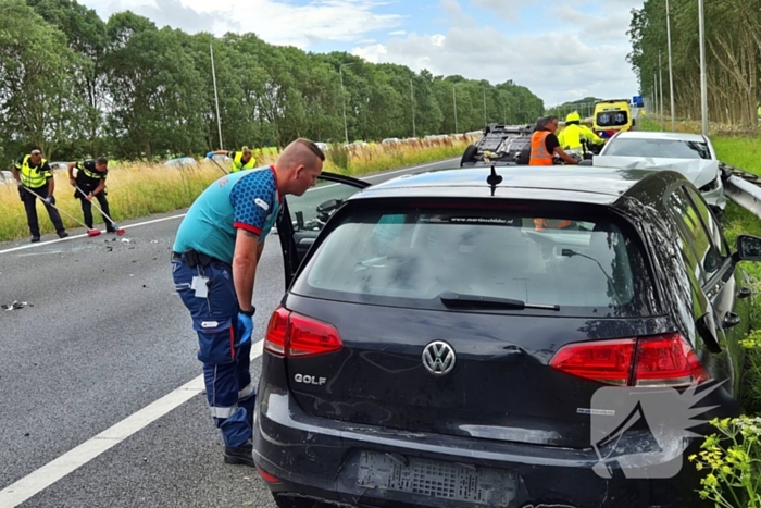 Auto belandt op de kop op snelweg