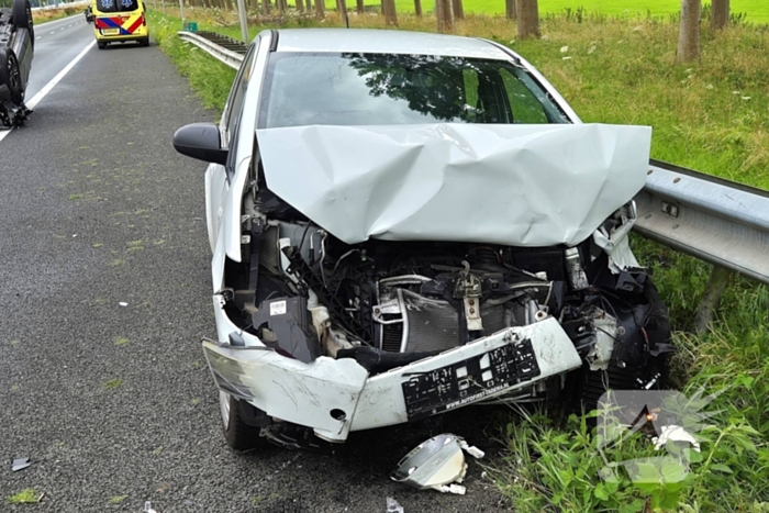 Auto belandt op de kop op snelweg