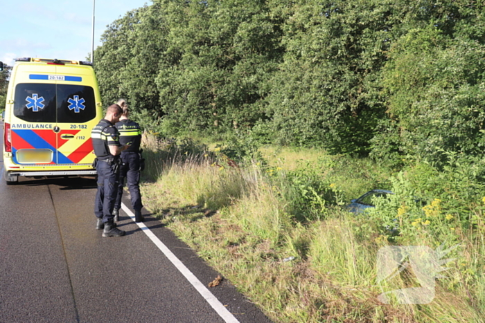 Bestuurder raakt macht over het stuur kwijt en belandt naast de weg