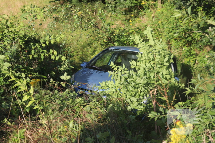 Bestuurder raakt macht over het stuur kwijt en belandt naast de weg