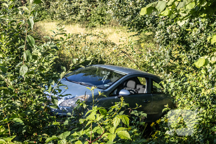 Bestuurder raakt macht over het stuur kwijt en belandt naast de weg