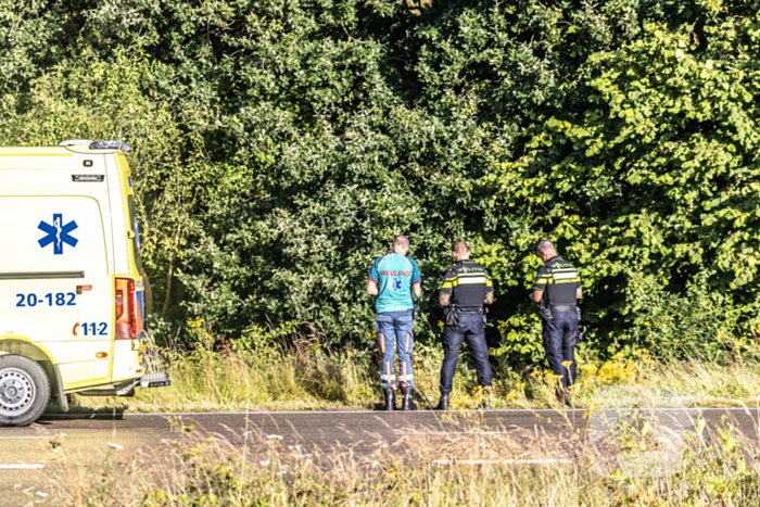 Bestuurder raakt macht over het stuur kwijt en belandt naast de weg