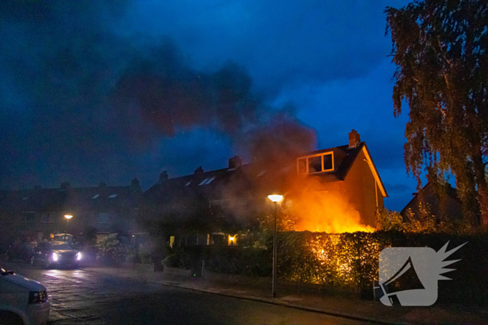 Uitslaande brand in schuur van woning