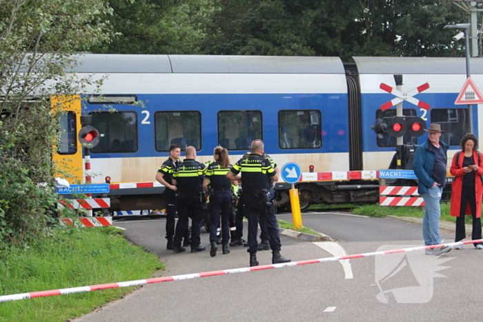 Lange tijd geen trein en vaarverkeer door aanrijding op spoor