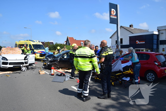 Twee auto's botsen frontaal op elkaar