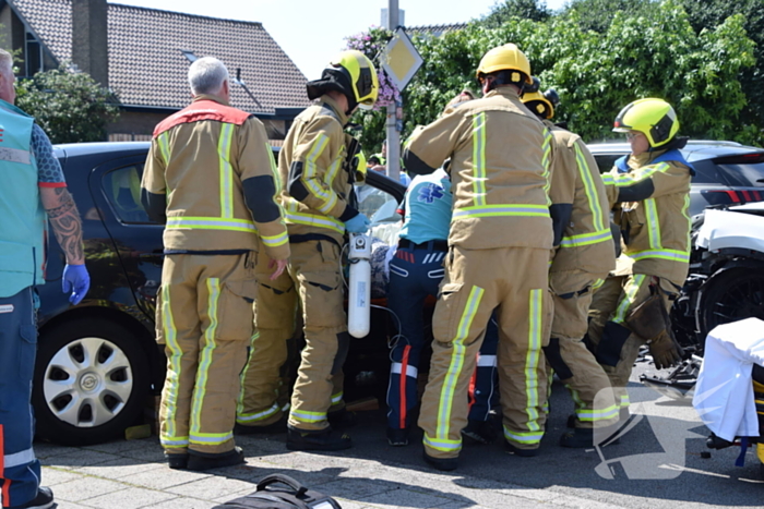 Twee auto's botsen frontaal op elkaar