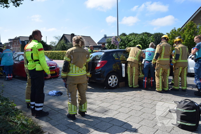 Twee auto's botsen frontaal op elkaar