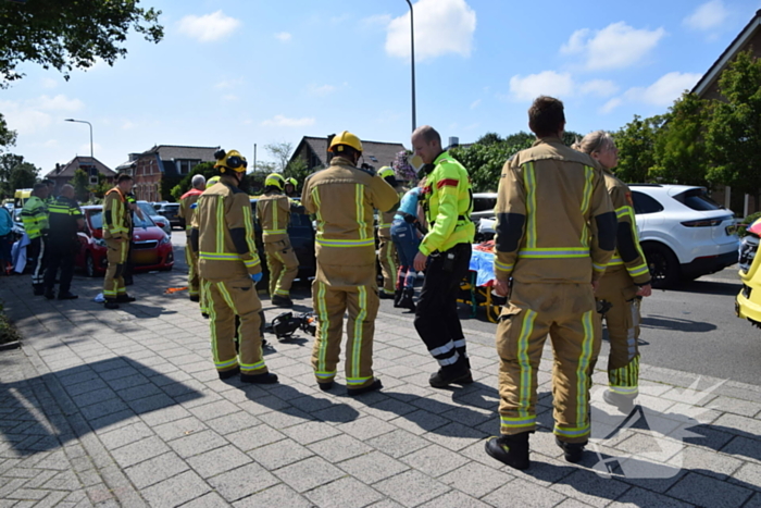 Twee auto's botsen frontaal op elkaar