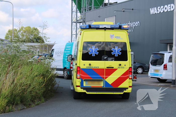 Fietser ziet bestelbus met aanhanger over het hoofd