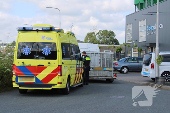 Fietser ziet bestelbus met aanhanger over het hoofd