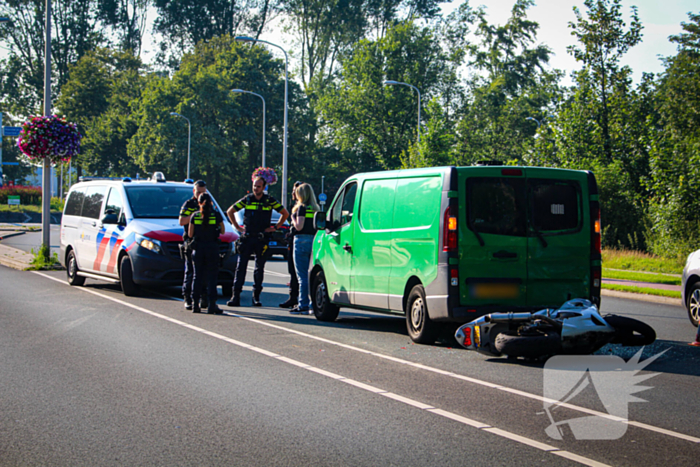 Motorrijder klapt achterop bestelbus