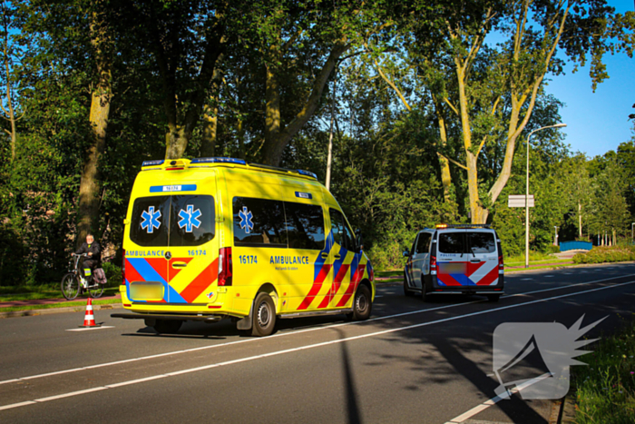 Motorrijder klapt achterop bestelbus