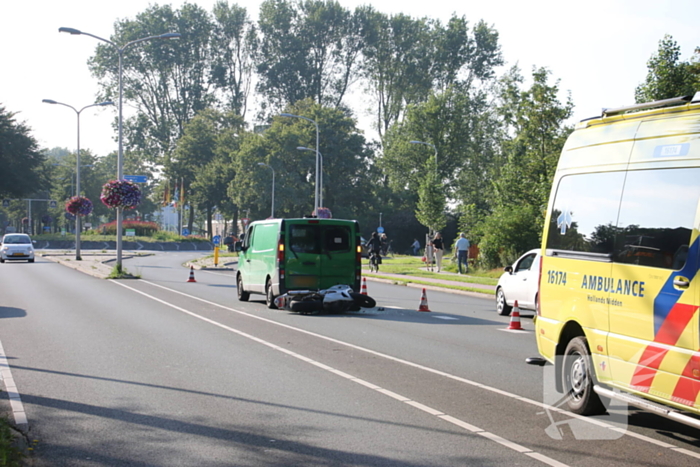 Motorrijder klapt achterop bestelbus