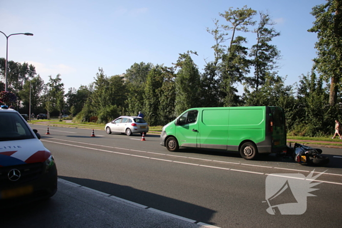 Motorrijder klapt achterop bestelbus