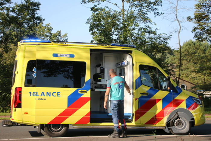 Motorrijder klapt achterop bestelbus