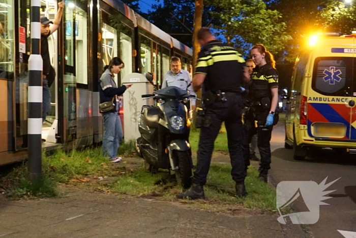 Opzittenden scooter gewond bij botsing met tram