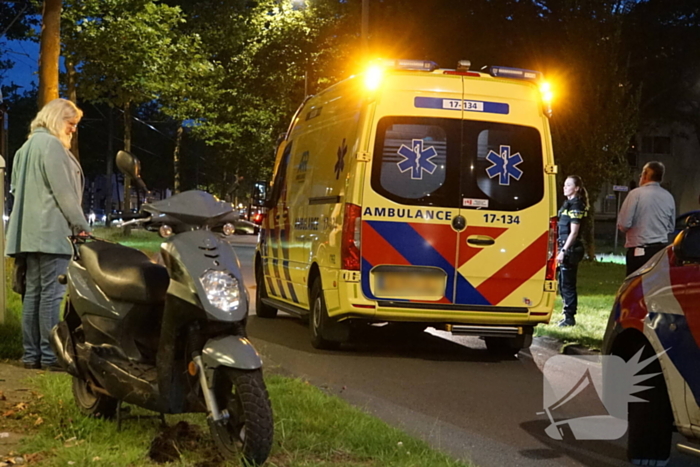 Opzittenden scooter gewond bij botsing met tram