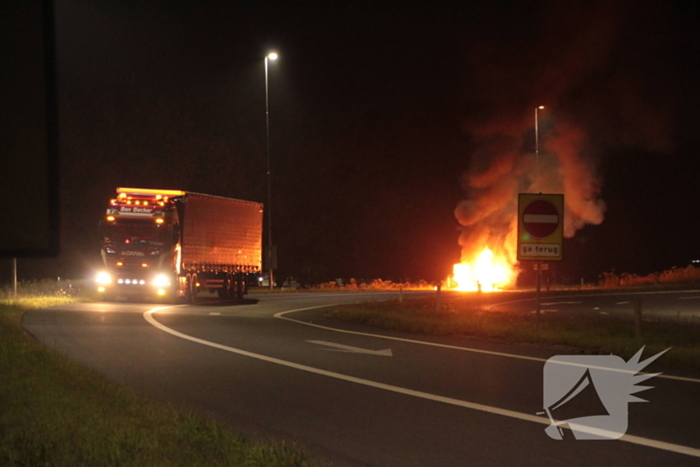 Flinke rookontwikkeling bij felle autobrand