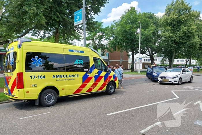 Twee voertuigen met elkaar in botsing op kruising