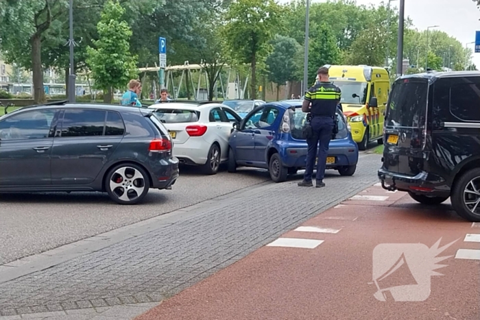 Twee voertuigen met elkaar in botsing op kruising