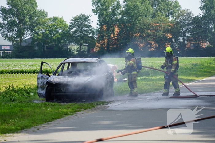 Personenauto vliegt tijdens rijden in brand