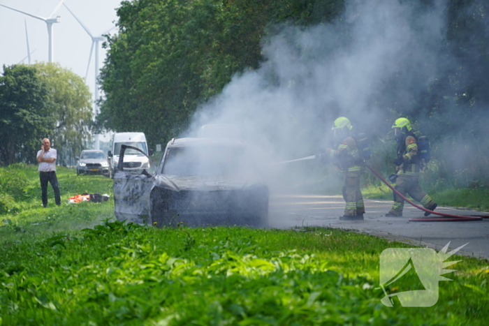 Personenauto vliegt tijdens rijden in brand